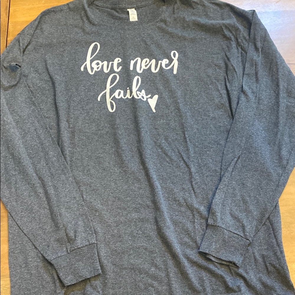 Ellie and Grace XL Women’s Gray Long Sleeve Shirt with Love Never Fails Print